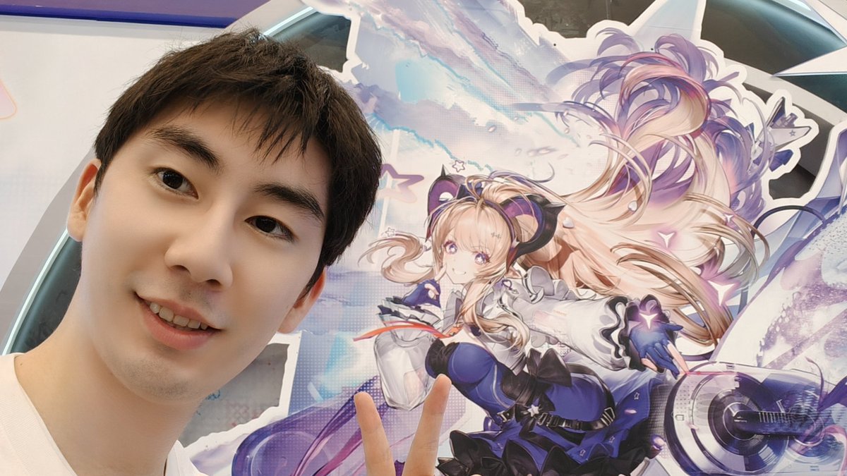 kaestuu's tweet photo. 記念写真俺の顔全部一緒すぎワロタ
自撮り画角に夢中で表情を帰る余裕がない https://t.co/sCYXqwUHGA