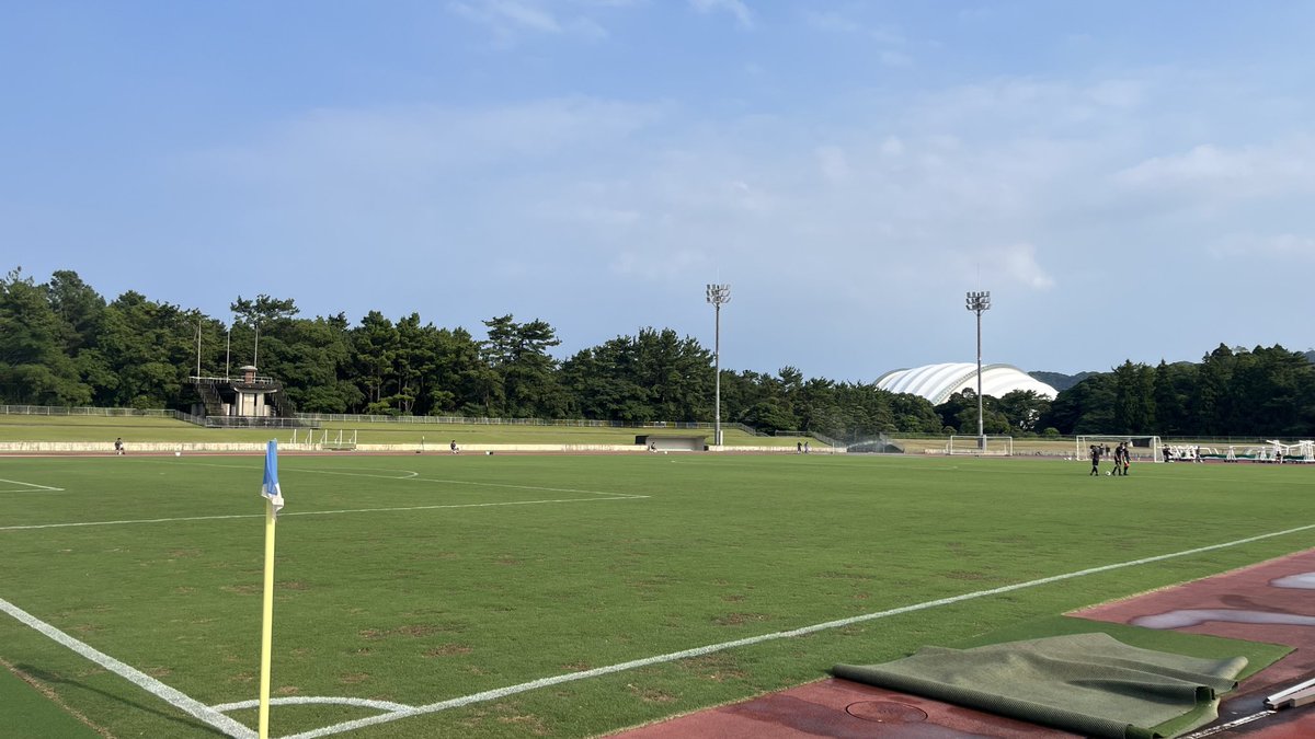 40000headman's tweet photo. ひなた運動公園陸上競技場にて行われる横浜FC×ギラヴァンツ北九州のトレーニングマッチは17時キックオフ。ここは毎年冬に鹿島がキャンプで使ってる施設で、2017年のニュイヤーカップでは高丘陽平や齋藤功佑が中心で優勝したスタジアム。45分×3本、終わったらハマプレで速報を出します。 https://t.co/90EECnt3W7