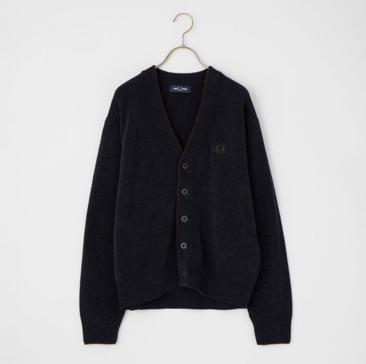 FRED PERRYの新作カーディガン Vネックで、上品さが漂っていて良い..