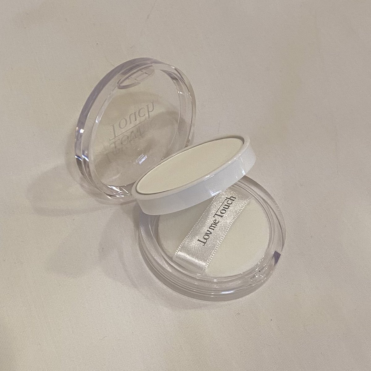 suimin_beauty's tweet photo. #PR 

🤍Love me Touch🤍
アゼホワイトパウダー

アゼライン酸が20%も配合されてるスキンケアパウダー😳

コンパクトだしパフも入ってるからいつでもさっと使える✨

塗るとほぼ透明になって、サラサラになるよ！

いつもより皮脂が抑えられてる気がしたからこれからも使い続けたいദ്ദി＞ᴗ＜)🎀✧ https://t.co/CEh1vlEjZf