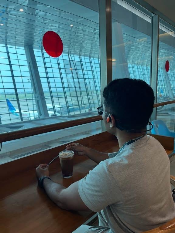 LiaAfri03881071's tweet photo. Ke bandara karena ada flight? ❌
Ke bandara karena mau ngopi sambil liat pesawat ✅

Mahal? Ga juga

KRL Tambun-Sudirman pp 8.000
Transjakarta Dukuh atas-GBK pp 7.000
Tije SH2 GBK-CGK pp 7.000

Total biaya transportasi umum 22.000 saja, bahkan lebih murah daripada harga kopinya 😂
cc: pikeu_san