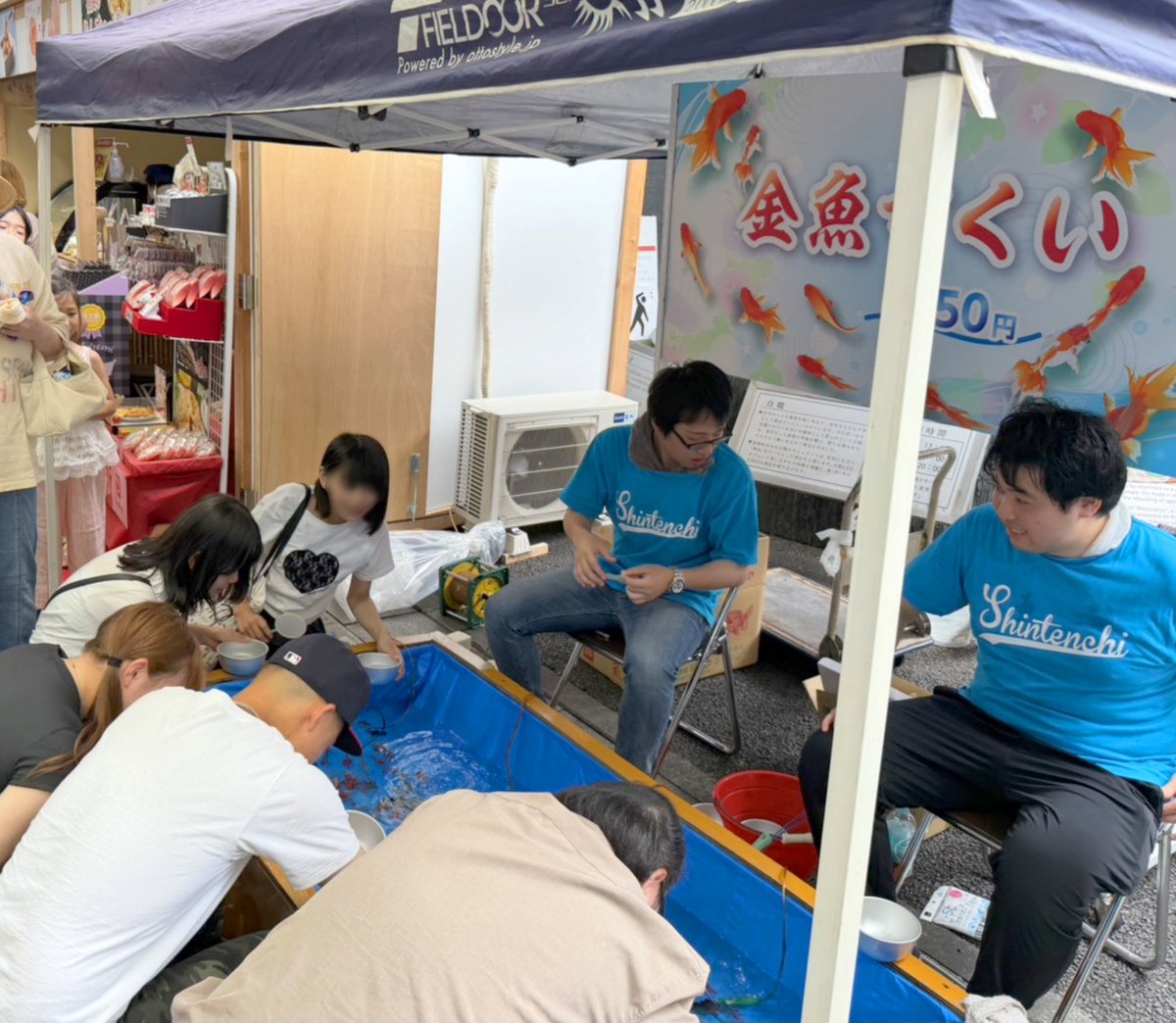 at_osu's tweet photo. 本日、新天地通・万松寺境内で「土曜よる市」を開催中！
金魚すくい、おもちゃつり大会、千本つり、ミニクレーンゲーム、自然工作教室など、夏らしい催しが盛りだくさんです。「土曜よる市」は、来週7月25日（土）にも開催します。
ぜひ来週お越しください！

#大須商店街 #土曜よる市 #大須 #名古屋 #夏祭り