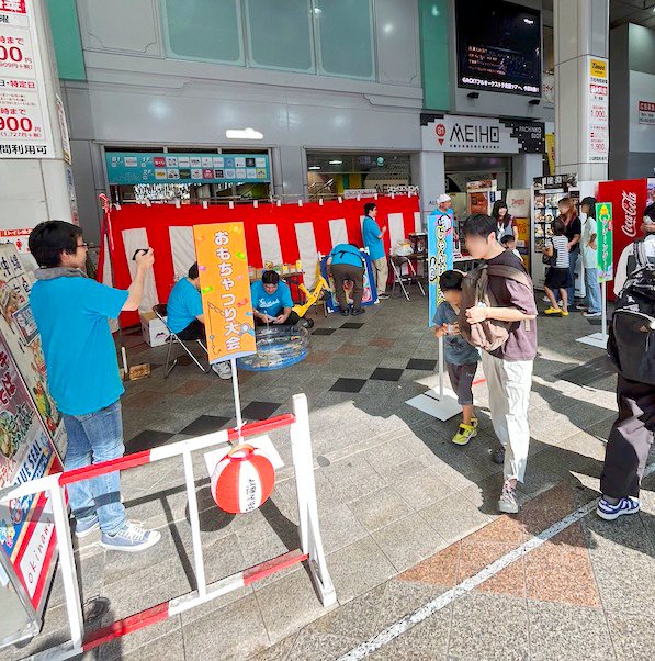 at_osu's tweet photo. 本日、新天地通・万松寺境内で「土曜よる市」を開催中！
金魚すくい、おもちゃつり大会、千本つり、ミニクレーンゲーム、自然工作教室など、夏らしい催しが盛りだくさんです。「土曜よる市」は、来週7月25日（土）にも開催します。
ぜひ来週お越しください！

#大須商店街 #土曜よる市 #大須 #名古屋 #夏祭り