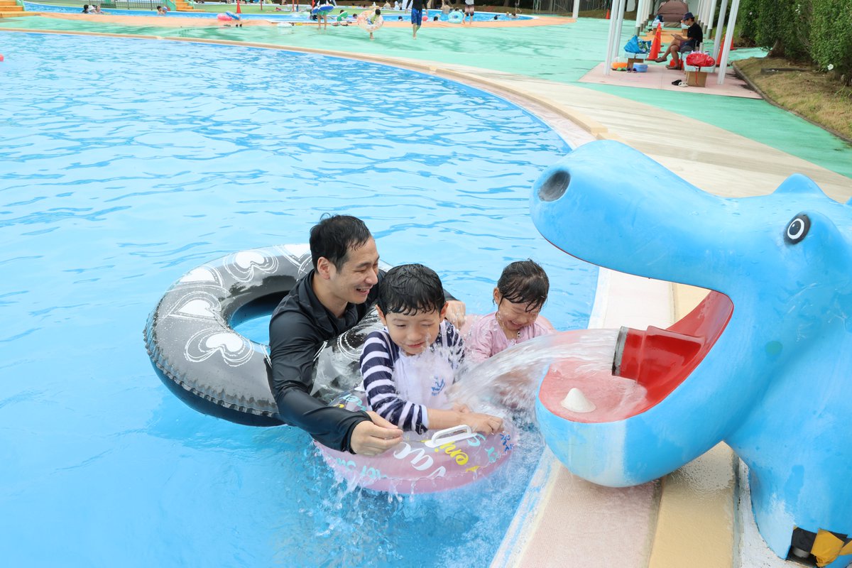 ichikawa_shi's tweet photo. 本日から市民プールが開場🏊
初日から皆さん遊びに来ています！

7/20(祝)海の日は、小中学生が無料となります🤗
ご来場を心からお待ちしております。

なお、今夏9/6(日)をもって市民プールは閉場します。
楽しい思い出をたくさん作りましょう✨ https://t.co/3wHFtnBxPz