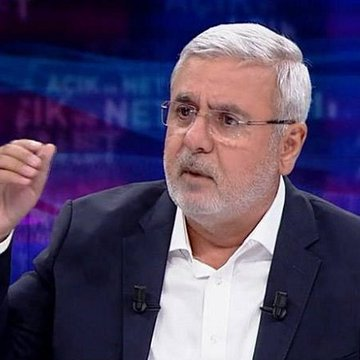 RD_turk's tweet photo. شهادة حية تكشف تفاصيل محاولة اغتيال أردوغان في مطار إسطنبول..

السياسي والبرلماني السابق محمد متينير:
لم يأت الانقلابيون لاغتيال رئيسنا في مرمريس فحسب، بل جاؤوا أيضاً لتصفيته عبر مروحية عسكرية في مطار إسطنبول بعد صلاة الفجر، وأنا شاهد عيان على تلك الواقعة.

كنا متواجدين في الغرفة الكبرى لدار ضيافة الدولة المطلة على مدرج الطائرات (الآبرون). كنا قد فرغنا للتو من أداء صلاة الفجر، وكان أحفاد 'الرئيس' نائمين.

كان رئيسنا ينتظر وصول والي إسطنبول وقائد الجيش الأول، وفجأة أدركنا من الأصوات اقتراب مروحية من المدرج، إذ كانت القاعة التي نمكث فيها قريبة جداً منه.

خرج الحراس لاستطلاع الأمر، فرأوا مروحية مطفأة الأنوار، أبوابها مفتوحة، وبداخلها عناصر انقلابية من تنظيم 'فيتو' الإرهابي يحملون رشاشات آلية، وكانت المروحية على مسافة قريبة جداً من الأرض.

حينما لمح الانقلابيون الحراس، انتابهم الخوف والذعر فارتفعوا سريعاً، وحلّقوا بضع دورات فوق رؤوسنا.

في تلك الأثناء، طلب رئيسنا من برج المراقبة عبر اللاسلكي الاستفسار عن هوية المروحية ولمن تتبع، إلا أن مستقليها لم يستجيبوا للنداءات اللاسلكية، ثم لاذوا بالفرار.

الله وحده هو الحامي؛ فلو أنهم أمطروا القاعة بنيران رشاشاتهم في تلك اللحظة لحدثت كارثة، لكن بفضل يقظة الحراس، فشلت تلك الفرقة الإرهابية في تحقيق هدفها بالاغتيال.

مشهد لا أنساه أبداً: 
كانت السيدة الأولى أمينة أردوغان متأثرة ومصدومة بشدة، ولا تزال تحت وطأة صدمة أحداث مرمريس وهي تبكي، وحين اقتربتُ منها قالت لي بالحرف:
'سيد محمد، لقد جاؤوا لقتلنا هنا أيضاً'، فأجبتها:
 'لن يمسوكم بسوء أبداً إلا بعد قتلنا ودوس أجسادنا'.

بعد هذه الحادثة، غادرنا تلك القاعة التي كنا نستخدمها كمركز قيادة مدني، وانتقلنا إلى قاعة أخرى في الخلف.

طوال تلك الليلة، كانت المقاتلات الحربية تحلّق فوقنا مراراً وتكراراً على فترات متقاربة.
عقب هبوط الرئيس، كنت شاهداً في ذلك المقر على الشجاعة الكبيرة والحزم الصارم الذي أدار به 'الريس' مجريات الأحداث.

إن التاريخ الكامل لتلك الليلة التاريخية الفارقة لا يزال ينتظر أن يُكتب بكافة تفاصيله.