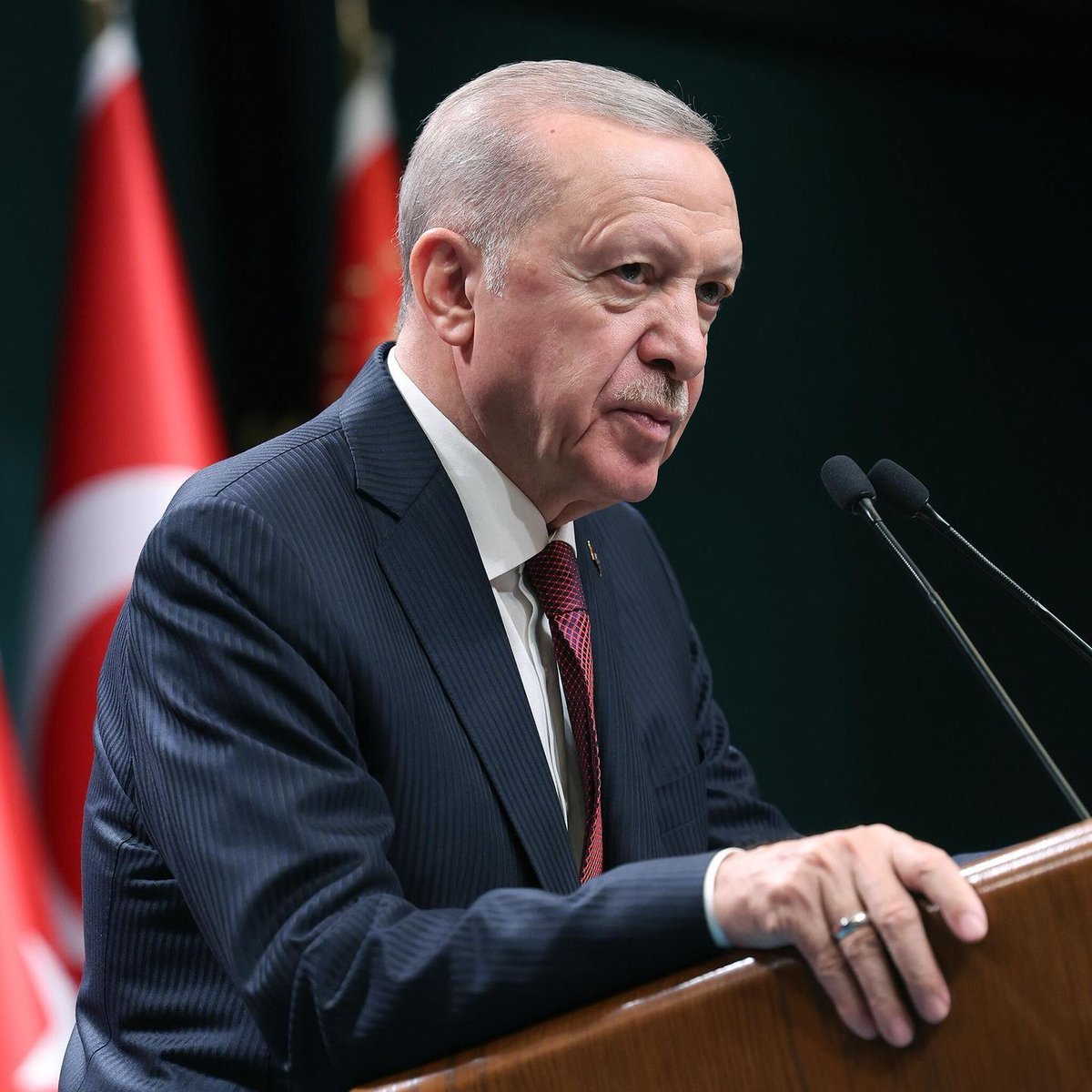 RD_turk's tweet photo. شهادة حية تكشف تفاصيل محاولة اغتيال أردوغان في مطار إسطنبول..

السياسي والبرلماني السابق محمد متينير:
لم يأت الانقلابيون لاغتيال رئيسنا في مرمريس فحسب، بل جاؤوا أيضاً لتصفيته عبر مروحية عسكرية في مطار إسطنبول بعد صلاة الفجر، وأنا شاهد عيان على تلك الواقعة.

كنا متواجدين في الغرفة الكبرى لدار ضيافة الدولة المطلة على مدرج الطائرات (الآبرون). كنا قد فرغنا للتو من أداء صلاة الفجر، وكان أحفاد 'الرئيس' نائمين.

كان رئيسنا ينتظر وصول والي إسطنبول وقائد الجيش الأول، وفجأة أدركنا من الأصوات اقتراب مروحية من المدرج، إذ كانت القاعة التي نمكث فيها قريبة جداً منه.

خرج الحراس لاستطلاع الأمر، فرأوا مروحية مطفأة الأنوار، أبوابها مفتوحة، وبداخلها عناصر انقلابية من تنظيم 'فيتو' الإرهابي يحملون رشاشات آلية، وكانت المروحية على مسافة قريبة جداً من الأرض.

حينما لمح الانقلابيون الحراس، انتابهم الخوف والذعر فارتفعوا سريعاً، وحلّقوا بضع دورات فوق رؤوسنا.

في تلك الأثناء، طلب رئيسنا من برج المراقبة عبر اللاسلكي الاستفسار عن هوية المروحية ولمن تتبع، إلا أن مستقليها لم يستجيبوا للنداءات اللاسلكية، ثم لاذوا بالفرار.

الله وحده هو الحامي؛ فلو أنهم أمطروا القاعة بنيران رشاشاتهم في تلك اللحظة لحدثت كارثة، لكن بفضل يقظة الحراس، فشلت تلك الفرقة الإرهابية في تحقيق هدفها بالاغتيال.

مشهد لا أنساه أبداً: 
كانت السيدة الأولى أمينة أردوغان متأثرة ومصدومة بشدة، ولا تزال تحت وطأة صدمة أحداث مرمريس وهي تبكي، وحين اقتربتُ منها قالت لي بالحرف:
'سيد محمد، لقد جاؤوا لقتلنا هنا أيضاً'، فأجبتها:
 'لن يمسوكم بسوء أبداً إلا بعد قتلنا ودوس أجسادنا'.

بعد هذه الحادثة، غادرنا تلك القاعة التي كنا نستخدمها كمركز قيادة مدني، وانتقلنا إلى قاعة أخرى في الخلف.

طوال تلك الليلة، كانت المقاتلات الحربية تحلّق فوقنا مراراً وتكراراً على فترات متقاربة.
عقب هبوط الرئيس، كنت شاهداً في ذلك المقر على الشجاعة الكبيرة والحزم الصارم الذي أدار به 'الريس' مجريات الأحداث.

إن التاريخ الكامل لتلك الليلة التاريخية الفارقة لا يزال ينتظر أن يُكتب بكافة تفاصيله.