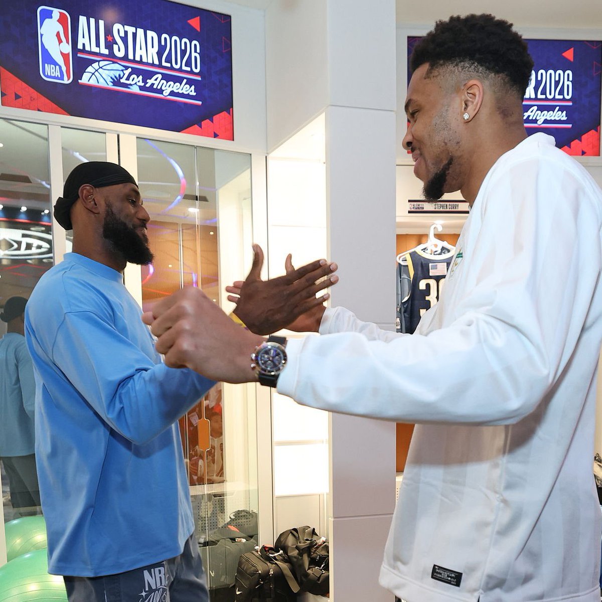 Basket_Infos's tweet photo. Giannis Antetokounmpo aimerait bien que LeBron James le rejoigne au Heat : 

« S’il existait un scénario dans lequel cela pouvait arriver, je serais vraiment très enthousiaste. C’est l’un des meilleurs joueurs de l’histoire, si ce n’est le meilleur. Je pourrais énormément apprendre à ses côtés.

Évidemment, il apporterait immédiatement toute son expérience de champion à l’équipe. Je pense qu’il fait encore partie des meilleurs joueurs actuels, peut-être même du top 25, à 41 ans. On ne voit absolument aucun signe de ralentissement chez lui. On a vu pendant les playoffs à quel point il était encore performant et efficace avec les Lakers…

Il prendra la meilleure décision pour lui. L’histoire a montré qu’il avait toujours pris de bonnes décisions pour sa carrière. Et s’il estime que le Miami Heat représente une bonne option pour lui, j’adorerais qu’il soit ici. »

Via @ESPNNBA