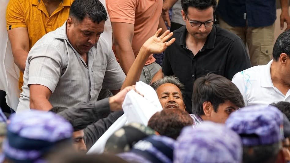 pradeepJAt22's tweet photo. जो बर्फ़ की चोटियों पर भी देश का दीप जलाते हैं,
वही सच की राह में अक्सर बेड़ियों से सजाए जाते हैं।

जो हिमालय की पीड़ा को हिंदुस्तान की आवाज़ बनाते हैं,
इतिहास गवाह है, ऐसे लोग ही देश का भविष्य बचाते हैं।

देश के अंदर यह अघोषित इमरजेंसी है
#sonamwangchuk 
@Wangchuk66 https://t.co/wtkVNhe5j0