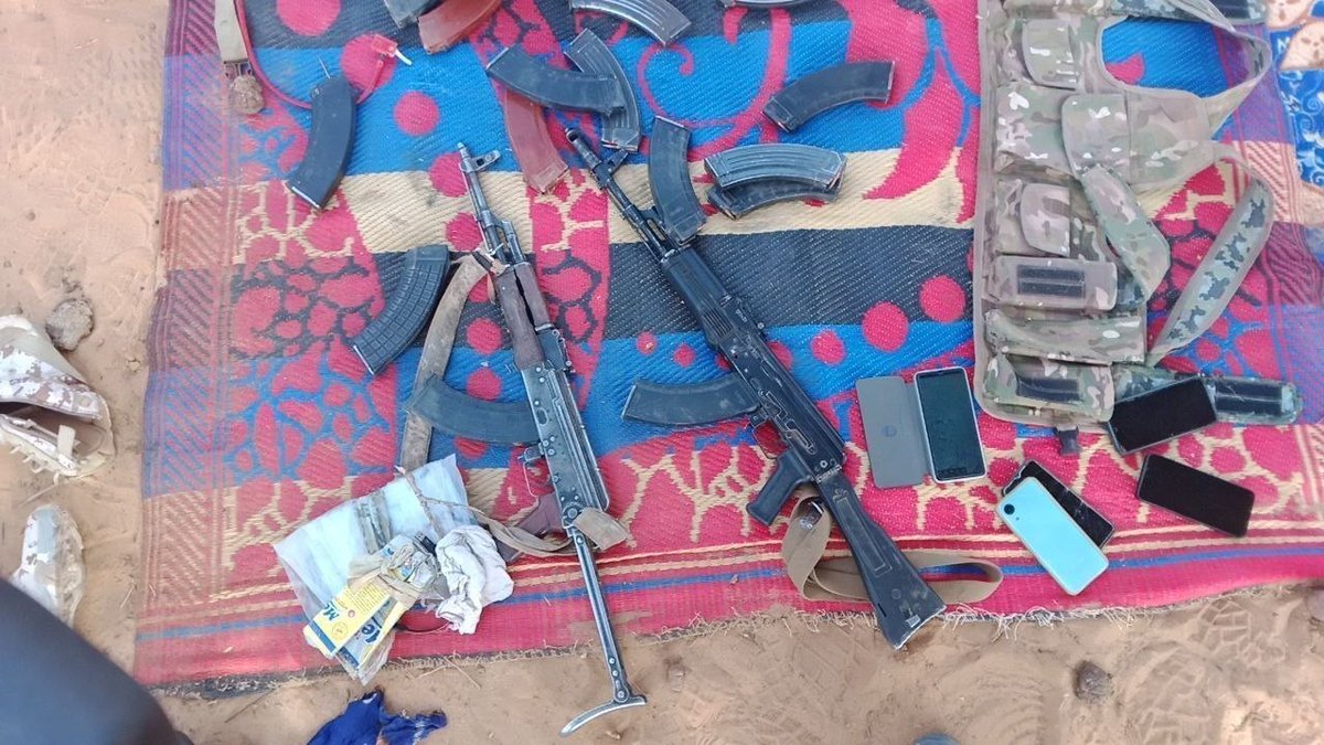 TheAfricaCorps's tweet photo. Lors de la conduite d'opérations de reconnaissance et de recherche, un groupe de terroristes composé d'un pick-up et de deux motocyclettes a été détecté. Au cours de l'engagement par le feu, deux terroristes ont été éliminés. Les autres ont pris la fuite.

@TheAfricaCorps https://t.co/mvHdlrjSyv
