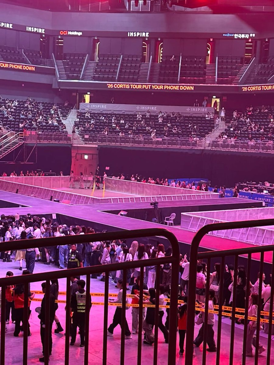 coertis_'s tweet photo. ni konser worth it banget jujur, super duper deket dari segala sisi, bahkan yang bukan vip pun masi keliatan jelas😭😭😭😭 extended stage pun panjang kanan kiri depan belakang sama panjangnya jd coer yang paling pojok bisa kebagian karena cortis bisa main ke daerah sana😭

😭😭😭 https://t.co/9Dsh3utzRF