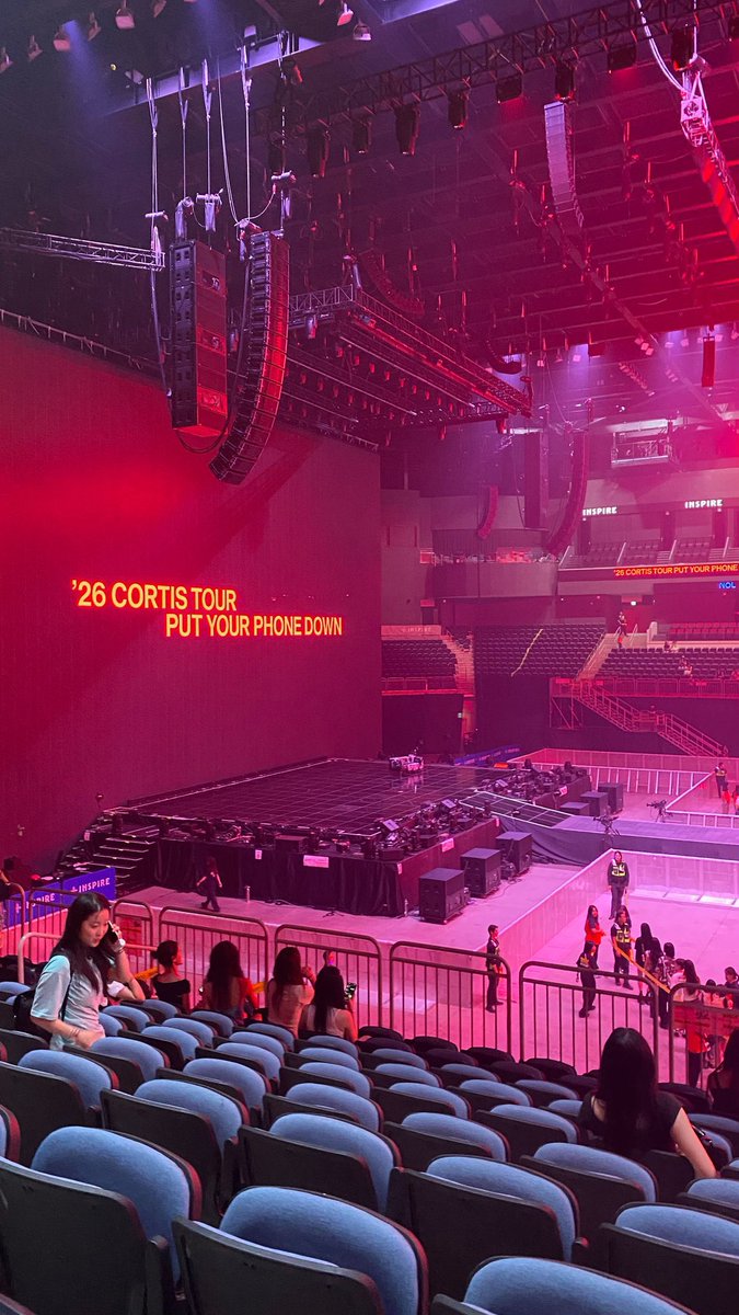 coertis_'s tweet photo. ni konser worth it banget jujur, super duper deket dari segala sisi, bahkan yang bukan vip pun masi keliatan jelas😭😭😭😭 extended stage pun panjang kanan kiri depan belakang sama panjangnya jd coer yang paling pojok bisa kebagian karena cortis bisa main ke daerah sana😭

😭😭😭 https://t.co/9Dsh3utzRF