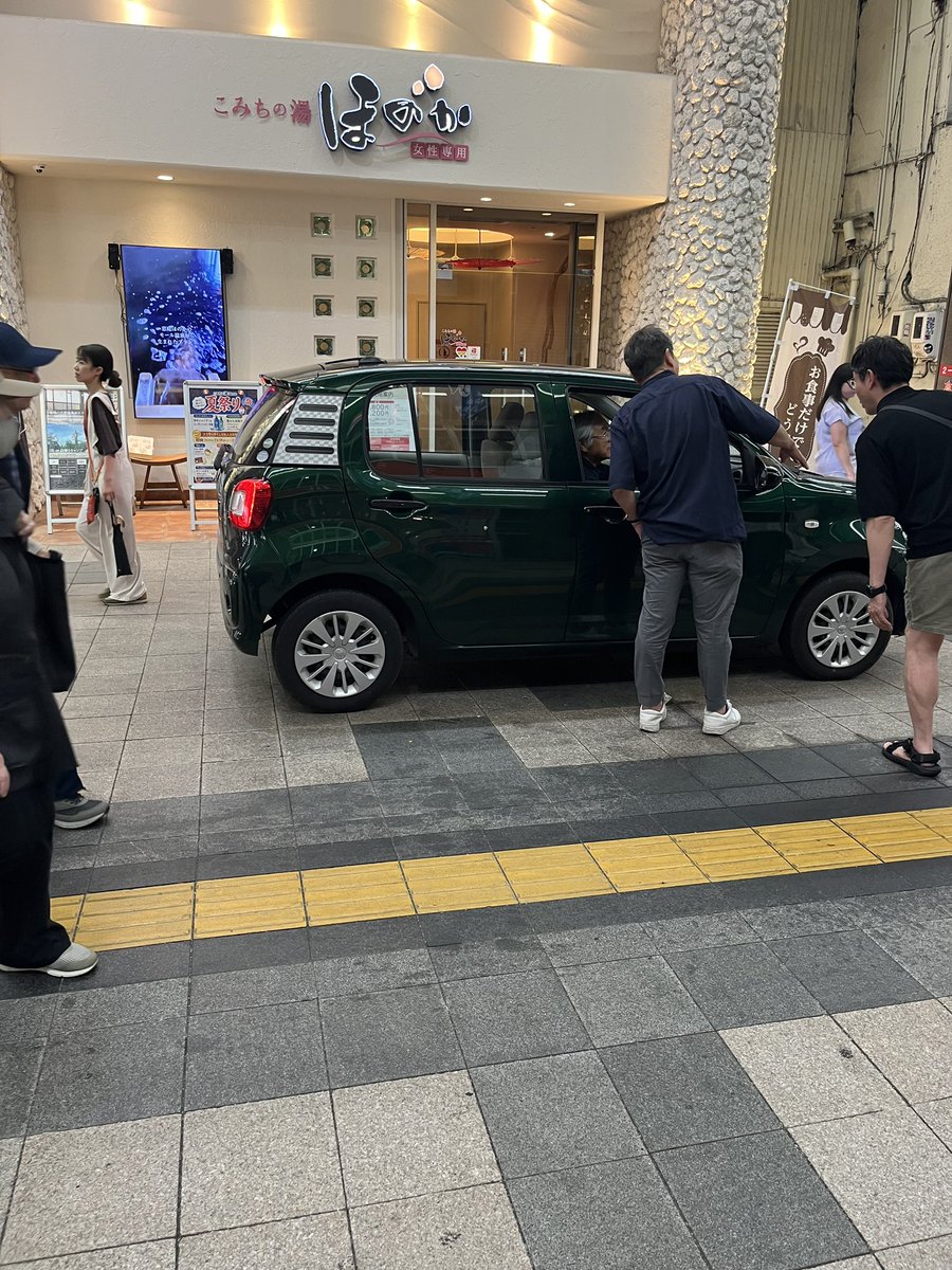 WheelerArm18145's tweet photo. そういえば今すぐ免許返納した方がいい激ヤバおじいさんが狸小路に迷い込んでたけど金曜でみんな気分が良いから優しく教えてあげてた https://t.co/esxkw20lRE