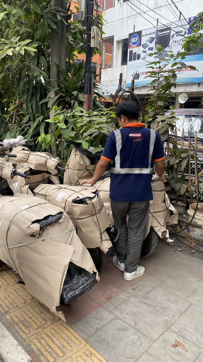 ___daun's tweet photo. pertama kali ngerantau yang bener bener kerja, semoga diberi jalan yang mudah untuk sampai diversi terbaik kedepanya https://t.co/LWY5Jrzer6
