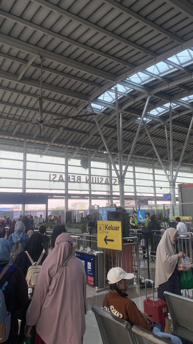 ___daun's tweet photo. pertama kali ngerantau yang bener bener kerja, semoga diberi jalan yang mudah untuk sampai diversi terbaik kedepanya https://t.co/LWY5Jrzer6