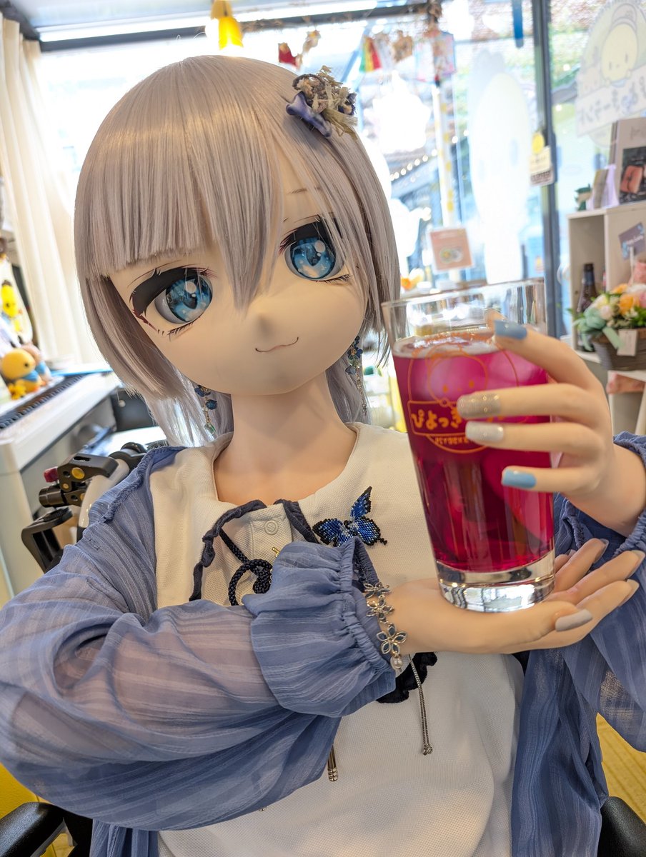 RuRi_BlueField's tweet photo. その後、ぴよっきーランド（ @PiyockeyLand ）さんへ〜✨️
美味しいお茶をいただいた後、握力チャレンジ！ルリさん、イイねぇ〜💪なんて🤣
綺麗な色のシソドリンクもいただきましたよ〜👍️ https://t.co/W8jbU3UJBy
