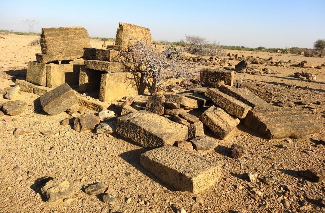 Kalhorozulfiqar's tweet photo. One of Karachi's earliest stone-carved cemeteries, dating to the 15th century, lies west of Lal Bakhsh Kachelo village in Gadap, Malir. This priceless heritage is rapidly deteriorating. It must be protected before it is lost forever. https://t.co/FhcxtJRnrp
