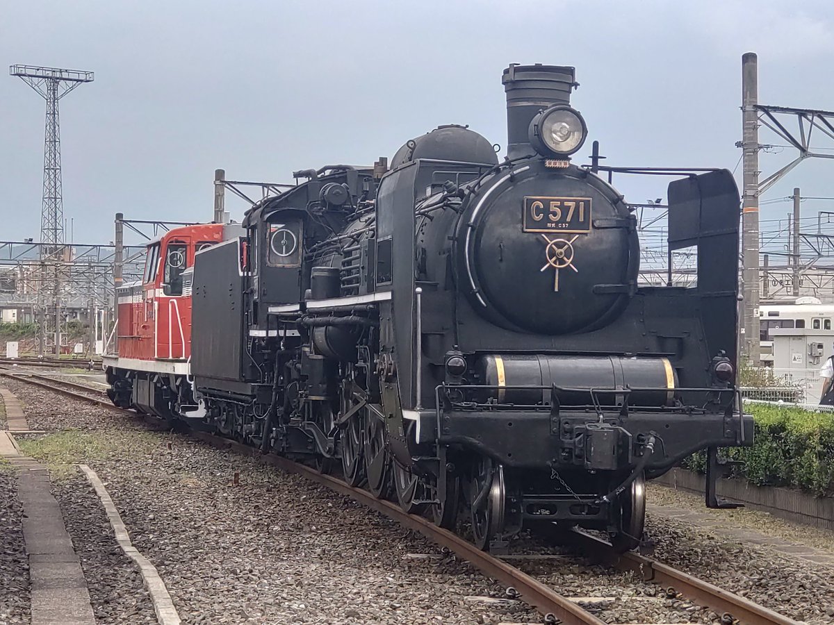 京都鉄道博物館、閉館前にDE1011118に牽引されてC571移動して来ました