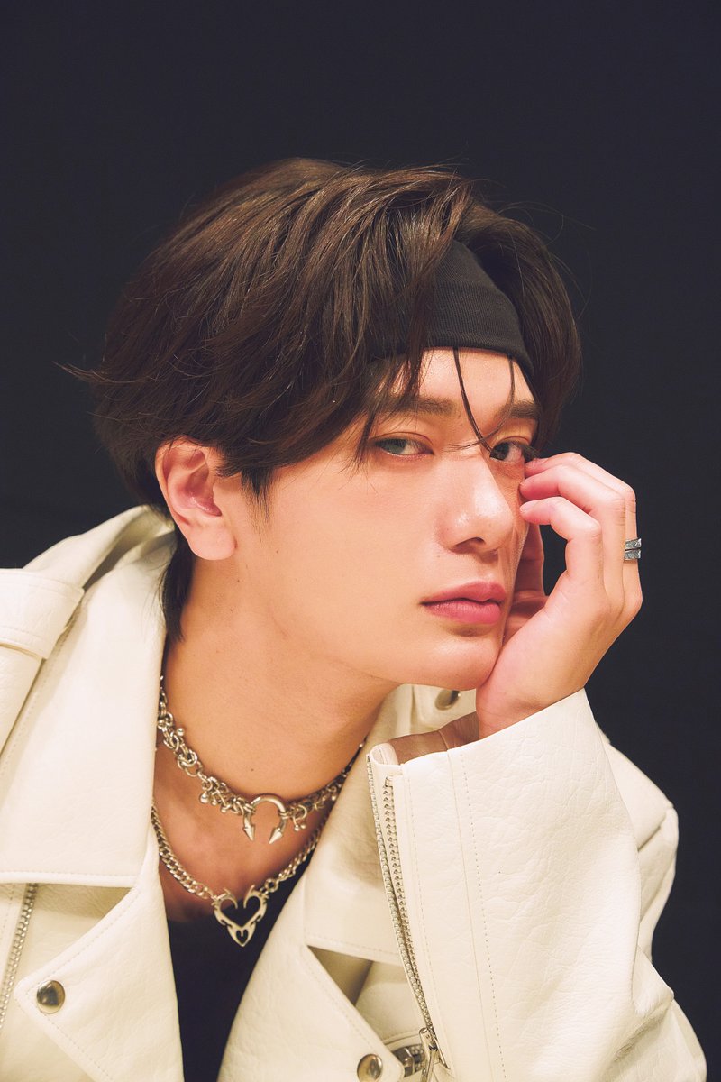 oricon's tweet photo. 『フェイクファクトリップス』で話題・堀海登
写真集タイトルが『ひとたらし』に決定✨

🔻アクリルスタンド付き特別版も
https://t.co/EeNgbrCi04 https://t.co/o48kHWaaDg