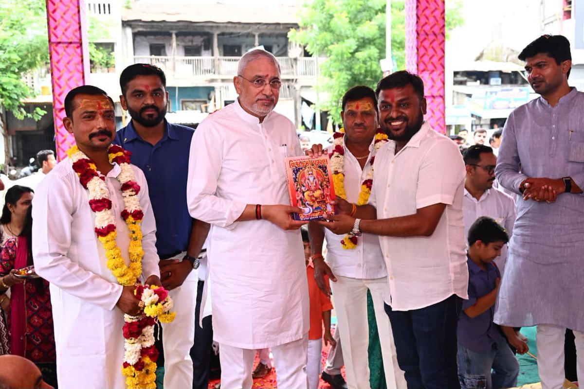 iJagdishBJP's tweet photo. આજે તાપી જિલ્લાના વ્યારા ખાતે ભગવાન શ્રી વિશ્વકર્મા દાદાના ભવ્ય મંદિરના જીર્ણોદ્ધાર કાર્યનું ભૂમિપૂજન કરવાનો પાવન અવસર પ્રાપ્ત થયો.

ભગવાન વિશ્વકર્મા દાદાના આશીર્વાદ હંમેશાં આપણી સાથે રહે અને સૌના જીવનમાં સુખ, શાંતિ, સમૃદ્ધિ તેમજ ઉત્તમ સ્વાસ્થ્ય અર્પે તેવી મંગલકામના.

સૌને જય વિશ્વકર્મા 🙏
