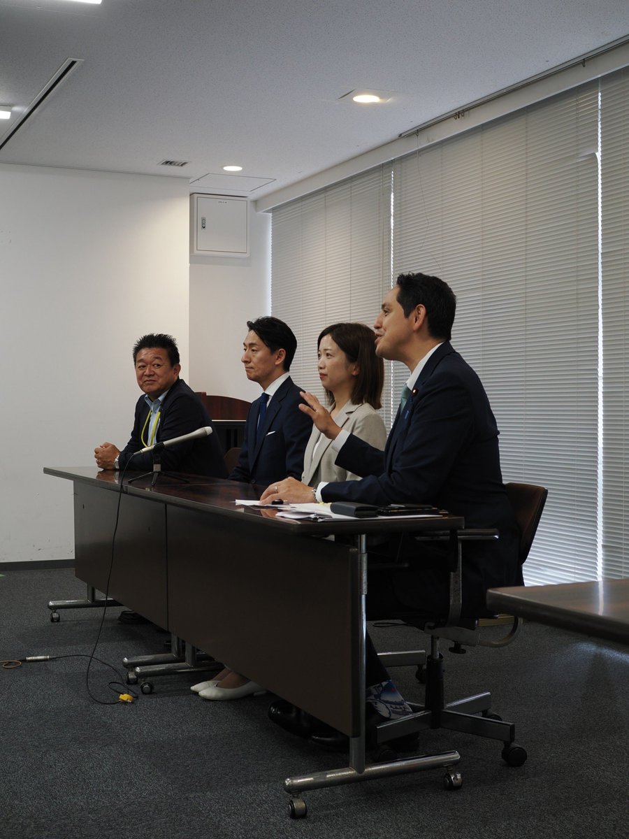 gutsdego's tweet photo. 昨日、神奈川県庁記者クラブにて、#国民民主党神奈川県連 として、#神奈川8区 #片山ちえ 及び #神奈川17区 #中村太一 両名の総支部長就任の発表・会見をさせて頂きました。

#片山ちえ8区総支部長 は今年2月の衆議院議員選挙では神奈川2区にて国政初挑戦させて頂いて45947票を、#中村太一17区総支部長 は神奈川17区より国政初挑戦させて頂き45727票と、お二人とも急な立候補の中、国民民主党の政策、ご自身の政策をお訴えし、多くの得票を頂戴しました。
今回、片山ちえさんは2区からご自身の地元8区へ選挙区を変更し、新たな挑戦となりますが、引き続き精力的に活動を展開致します。
中村太一さんは2月の衆議院議員選挙と同じ選挙区にて、引き続き広い選挙区ですが、一人でも多くの皆さまに声を届け、また一つでも多くのご意見・ご要望にお応えして参ります。
お二人の活動にご期待下さい！

国民民主党神奈川県連としては引き続き、総支部長体制を整えるべく、党勢拡大に向けて準備を進めて参ります‼️

#対決より解決
#もっと手取りを増やす
#人づくりこそ国づくり