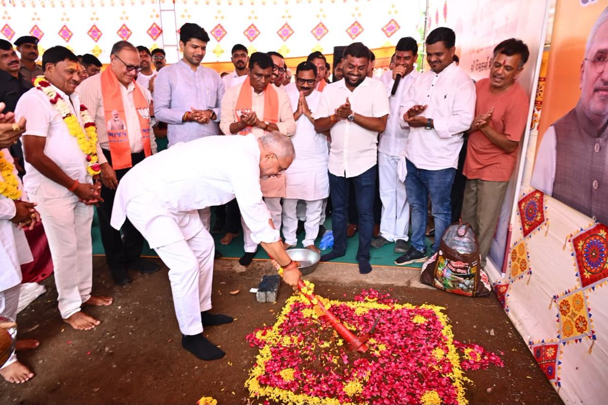 iJagdishBJP's tweet photo. આજે તાપી જિલ્લાના વ્યારા ખાતે ભગવાન શ્રી વિશ્વકર્મા દાદાના ભવ્ય મંદિરના જીર્ણોદ્ધાર કાર્યનું ભૂમિપૂજન કરવાનો પાવન અવસર પ્રાપ્ત થયો.

ભગવાન વિશ્વકર્મા દાદાના આશીર્વાદ હંમેશાં આપણી સાથે રહે અને સૌના જીવનમાં સુખ, શાંતિ, સમૃદ્ધિ તેમજ ઉત્તમ સ્વાસ્થ્ય અર્પે તેવી મંગલકામના.

સૌને જય વિશ્વકર્મા 🙏