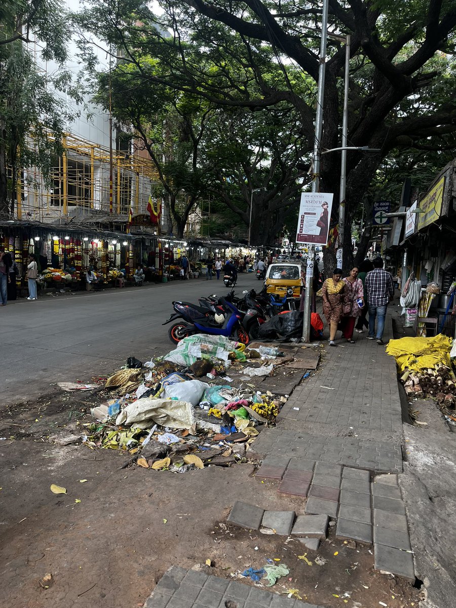 kanyadibjp's tweet photo. 3 rd day no action - Time 1.35 pm Date 18/07/2026  , place Malleshwaram Sampige main Road between 11 th and 13 th cross this is the pathetic state of affairs .  @bbmpcommr @krishnabgowda Sir @BlrCityPolice @blrcitytraffic @GBAChiefComm @GBA_office https://t.co/tnmIC13se5