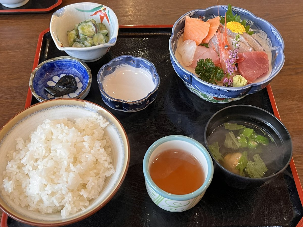 AVG200's tweet photo. ごはんと、岩牡蠣 https://t.co/CqXTPlUr8Z