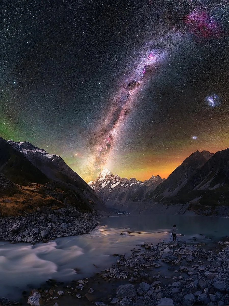 naturee01's tweet photo. Milky Way galaxy shining over Mount Cook in New Zealand، https://t.co/NLhrT73oMD
