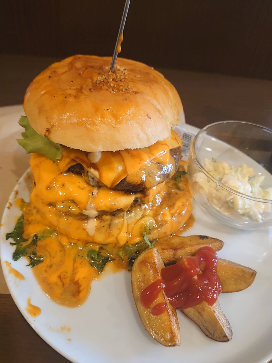 KATSU_BAFFARO's tweet photo. #みんなの沼津あるある
実はハンバーガー食べがち写真は
トニルルさんのチーズバーガー
沼津BOOSTさんの
マッスルドッキングバーガー
CoCoさんのチー爆バーガートリプル https://t.co/PLHt61Xzi7
