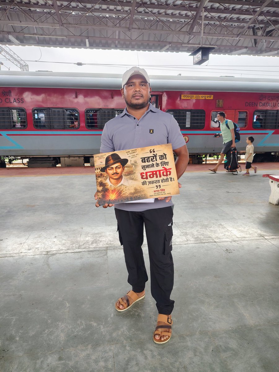 Purandarbhosag2's tweet photo. 🇮🇳 #WAY_TO_DELHI 🚆 | #JANTAR_MANTAR | 20 JULY 🇮🇳 | दिल्ली की ओर..जंतर-मंतर, संसद घेराव | 20 जुलाई 🇮🇳
कलम भी साथ है, संविधान भी साथ है, और भगत सिंह–बाबासाहेब के विचार भी साथ हैं।
#We_Support Sonam Wangchuk ✊️
#20_July_Delhi_Chalo ✊🇮🇳
अभी नहीं तो कभी नहीं ✊️🇮🇳
@Wangchuk66 https://t.co/LglMq2pazJ