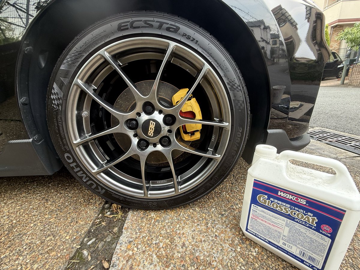 transport3333's tweet photo. 明日は、KZTCの福井ツーリングオフ
運び屋.号汚れてたから軽く洗車
WAKO'S グロスコートで久々にタイヤワックス的な事した https://t.co/ARfX8Hfx1r