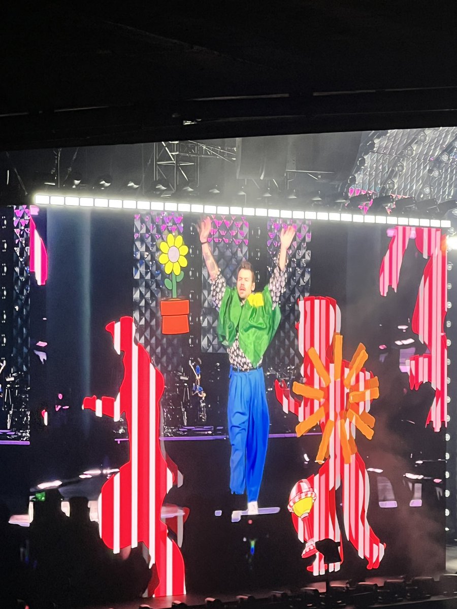 Gi_Rabbit's tweet photo. um dos dias+ incríveis se tornou um dos + difíceis em minutos…
Estava saindo do show do Harry Styles da  #TogetherTogetherSãoPaulo e no meio da multidão sem conseguir ver o chão pisei num bueiro quebrado
Isso me resultou em torno de 30 pontos na perna e quase uma fratura exposta https://t.co/c89IpczswN