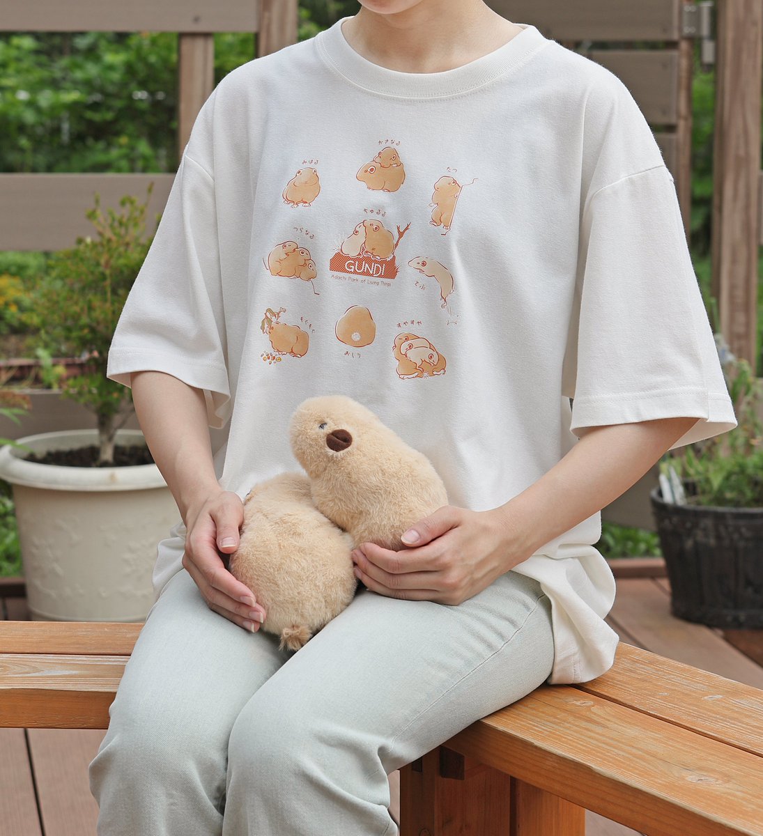 seibutuen_info's tweet photo. ＼グンディTシャツ新発売🎉／
ついに #グンディ のオリジナルTシャツが新登場！
9つのもちもちグンディムーブを温かみのあるイラストでデザインしました！
https://t.co/Bujs70slon

砂漠の妖精グンディTシャツで、このアツイ夏もグンディしよう！☀
#生物園オンラインショップ
#足立区生物園 https://t.co/yfj9xnePiq