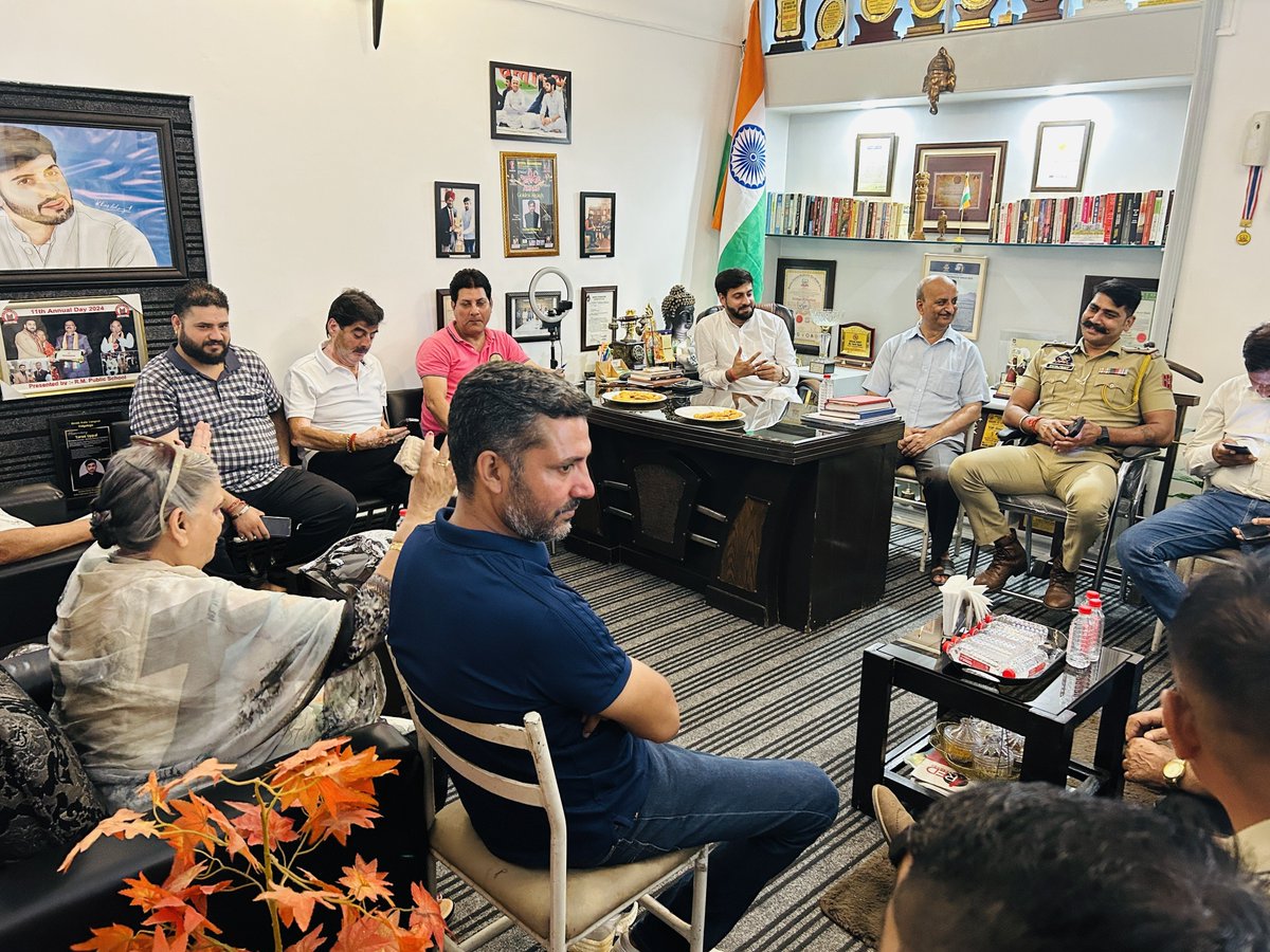 taruunuppal's tweet photo. The Jambu Lochan Civil Society, comprising all senior members of the association and the Incharge of the Police Post, Talab Tillo, Jammu, convened a meeting at my office chamber today.
#CommunityFirst #TalabTillo #Jammu #CivilSociety #Collaboration https://t.co/Fswh9ZkJNZ