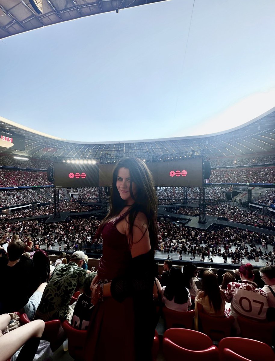 cjoonchild's tweet photo. Dito isso, vim reviver a conta pra dizer que FOI NESSA VIDA SIM!!!! Eu vi eles, dancei e cantei com eles, e foi muito mais do que eu esperava ou sou capaz de descrever. PREPAREM PRA OUTUBRO!!! https://t.co/J5JF7JiL78