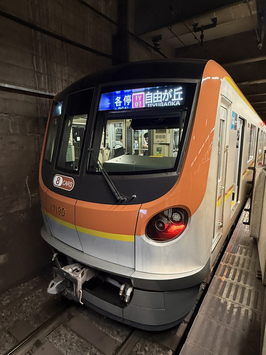 fieldstar1205's tweet photo. 東急東横線で初めて自由が丘行きを目撃しました。
　
#東横線 
#自由が丘 https://t.co/2oJwb5G3Dw
