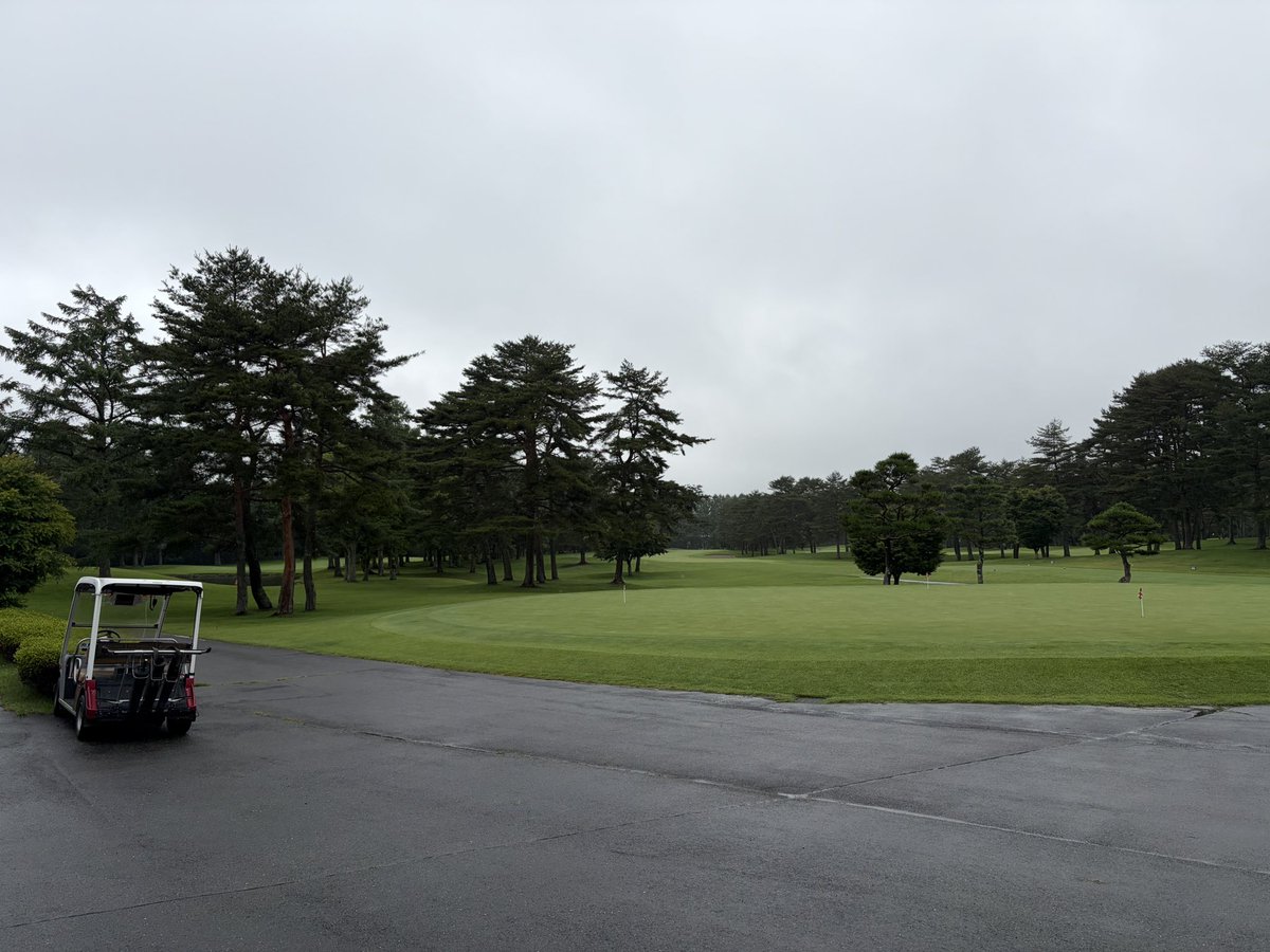 chakky384's tweet photo. 出張？2日目。本日はゴルフコンペ。個人では絶対に行けないだろう、軽井沢72の北コース。

雨の冴えないコンディションでしたが、約8年ぶりのラウンドも無事に回りきれました。スコアは、、、です。 https://t.co/5HnsWamus1