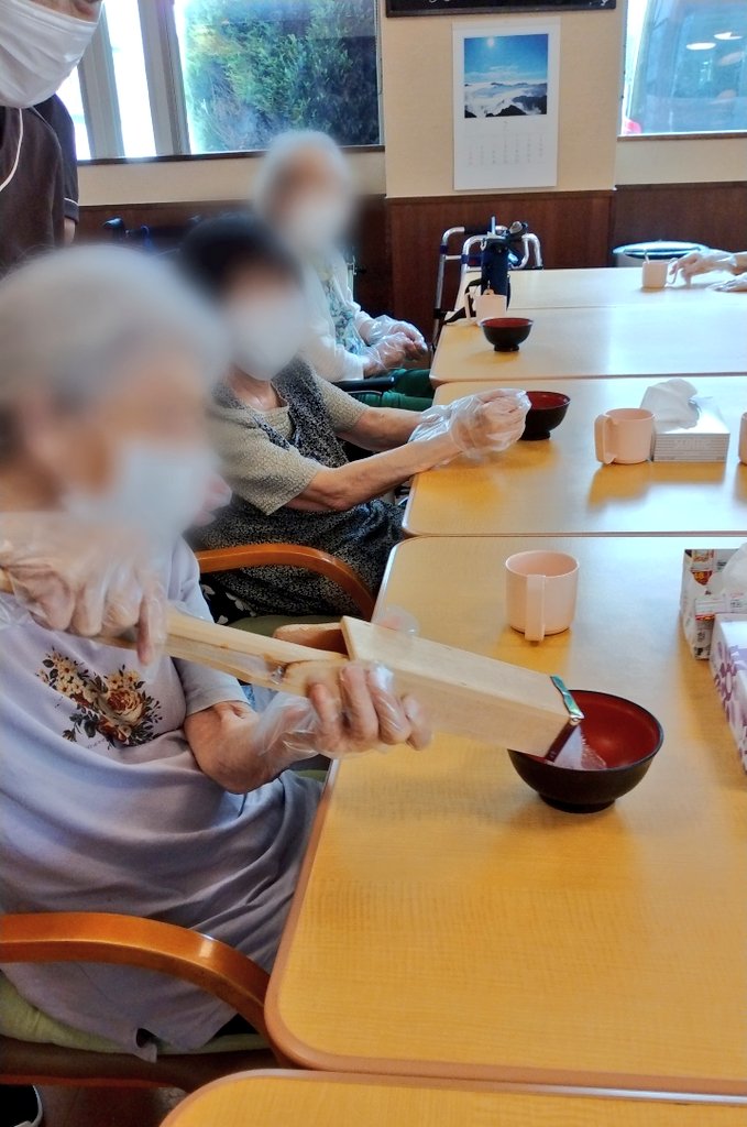 Central_Bios's tweet photo. ところてん作りをしました♪
天���きで押し出す感覚は爽快感がありました!!
黒蜜きなこや、酢醤油でいただきました✨

#松本市
#デイサービス
#ビオスキッチン https://t.co/XnQtbSiuOV