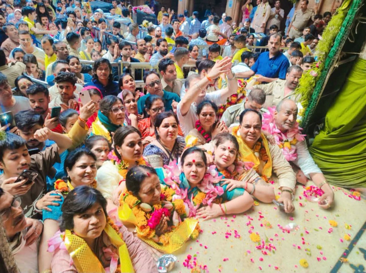 GaurJmgs's tweet photo. #जय_श्री_राधे 🙏
बांके बिहारी जी के अद्भुत दर्शन 🙏🙏💐
#बाँकेबिहारी @MadhulikaRagha2 @Vijaysi123451 @mohitnagaich01 @ https://t.co/Q7iUxof4iU