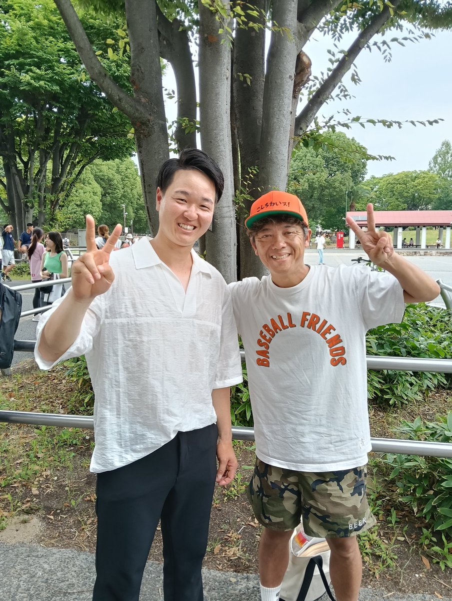 kuritanau's tweet photo. ホンダ鈴鹿の佐藤海都くん。
「ガツンとみかん好きの佐藤です」

球場で声かけてくれたけど、
関学のグラウンドで取材してもらった佐藤です。やろ🤣
もちろん君の好きなアイスは覚えてたけども。
久ぶり会えて嬉しかったなぁ。
#俺のほうがガツンとみかんぽい https://t.co/V4vj7dSi6a