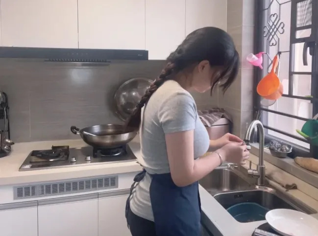 acwin8's tweet photo. Baked extra chocolate chip cookies for my neighbors! Knocked on their door, shared a smile—made their rainy day a little sweeter ， https://t.co/dz4H9reSXM
