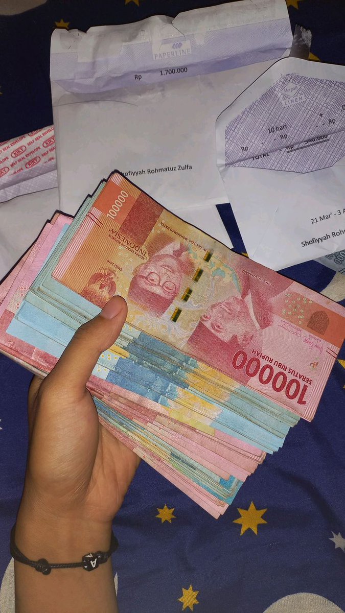 suarawargatxt's tweet photo. Temen sekantor gue tiba-tiba resign tanpa alasan, padahal 2 minggu lagi dia mau diangkat jadi supervisor. Namanya Bayu. Anaknya kalem, gak neko-neko, motornya aja masih Supra bapak. Hari terakhir ngantor dia cuma bilang, "Gue capek pura-pura miskin, bro."

Besoknya dia posting di Instagram story, lagi duduk di showroom mobil, pegang kunci Toyota Rush baru. Captionnya, "Alhamdulillah, kerja keras gak mengkhianati hasil." Satu kantor heboh. Gaji staff admin 4,5 juta mana bisa beli cash. Gue yang paling deket sama dia jadi curiga, karena gue tau persis Bayu itu gali lubang tutup lubang buat biaya cuci darah ibunya.

Gue kenal Bayu udah 4 tahun. Kita satu tim di gudang sparepart motor di Cakung. Dia anak paling rajin. Dateng paling pagi, pulang paling malem. Gak pernah nongkrong. Tiap gajian, 70% langsung dia transfer ke kampung di Brebes buat ibunya. Sisanya buat kos dan makan.

Pernah suatu kali dia pingsan di gudang karena asam lambung, gak makan 2 hari biar bisa beli obat ibunya. Bos gue aja sampe nangis liatnya. Makanya pas dia dijanjiin jadi supervisor, kita semua ikut seneng. Gajinya bakal naik jadi 7 juta, BPJS ibunya bisa ke-cover kantor. Tapi dia malah resign.

Seminggu setelah resign, hidup Bayu kayak orang menang lotre. Dia sewa apartemen di Bekasi, beli iPhone 17, tiap hari posting nongkrong di cafe. Ibunya dibawa ke Jakarta, berobat di rumah sakit swasta yang bagus. Kita yang di gudang jadi bahan omongan, "Bayu pesugihan kali ya?" Gue coba chat dia, gak dibales.

Gue dateng ke kos lamanya, ibu kos bilang dia udah pindah dan ninggalin utang kos 2 bulan. Gue makin curiga. Sampai suatu sore, istri Bayu nge-DM gue. Dia bilang, "Mas, tolong bilangin Bayu pulang. Dia udah 4 hari gak pulang, bawa uang berobat ibu 30 juta."

Ternyata cerita mobil Rush itu cuma sewa harian 800 ribu buat konten. iPhone itu minjem punya temennya yang kerja di counter HP. Apartemen itu bayarnya harian juga. Semua itu settingan. Bayu ketagihan main trading crypto futures yang dia liat di TikTok. Awalnya dia iseng masukin 500 ribu, jadi 3 juta dalam sejam.

Dia pikir itu jalan pintas. Dia masukin gaji terakhirnya 4,5 juta, jadi 18 juta. Dia kesetanan. Dia minjem uang berobat ibunya 30 juta yang udah dikumpulin istrinya setahun, dia all in. Dalam satu malem, 30 juta itu jadi 120 juta. Di titik itu dia ngerasa dia dewa.

Pas uangnya jadi 120 juta, dia gak tarik. Dia mikir bisa jadi 500 juta, bisa beli rumah, bisa berobatin ibunya sampai sembuh total. Istrinya cerita, malam itu Bayu gak tidur, matanya merah natap grafik naik turun. Dia ngomong sendiri, "Naik dikit lagi, dikit lagi."

Jam 2 pagi, market crash. Gak pake lama, dari 120 juta jadi minus. Bukan nol, tapi minus 17 juta karena dia pake leverage 50x. Dia bukan cuma kehilangan duit, dia jadi punya utang ke aplikasi. Pagi itu dia liat saldo, dia muntah-muntah di kamar mandi. Terus dia cabut, ninggalin HP, ninggalin istrinya yang lagi hamil 5 bulan.

Gue nemu dia 3 hari kemudian di warnet dekat gudang. Kondisinya udah kayak zombie. Bau, kurus, cuma pesen mie rebus sama kopi hitam. Warnet itu langganan kita dulu pas masih jaga gudang malem. Dia lagi buka lagi aplikasi tradingnya, pengen balikin modal pake sisa duit 200 ribu di e-wallet. Gue tarik kursinya. Gue bilang, "Bay, udah." Dia nangis. Nangisnya laki-laki yang bener-bener malu. Dia bilang dia udah coba minjem ke pinjol 8 aplikasi, semuanya ditolak. Dia pengen mati aja.

Gue bawa dia pulang ke kontrakan istrinya. Istrinya udah gak marah, dia cuma capek. Di atas meja ada surat dari rumah sakit di Brebes, ibunya Bayu kritis karena telat cuci darah 2 minggu. Uang yang harusnya buat cuci darah itu yang dia hangusin. Bayu sujud di kaki istrinya. Dia bilang, "Ma, maafin gue, gue pengen jadi orang kaya cepet biar ibu gak meninggal miskin." Istrinya cuma jawab, "Ibu gak butuh kaya, Bu butuh kamu ada."

Malam itu juga kita bertiga patungan jual Rush sewaan itu balik, jual iPhone minjeman itu balik, dapet duit 2 juta buat ongkos ke Brebes.

Kita sampai di Brebes jam 4 subuh. Ibunya udah di ICU. Bayu gak boleh masuk karena bukan jam besuk. Dia cuma duduk di depan pintu ICU, megang tas kresek isi sisa dari duit 2 juta itu. Jam 6 pagi, suster keluar bilang ibunya meninggal di jam 5.30. Bayu gak teriak. Dia diem aja. Lama banget. Terus dia buka tas kreseknya, dia itung duitnya satu-satu di depan pintu ICU itu, kayak orang gila. Dia bilang ke gue, "Bro, kalo kemarin gue tarik yang 120 juta, ibu masih hidup ya?"

Hari ini Bayu balik lagi ke gudang. Dia minta maaf ke bos, minta kerja lagi jadi staff biasa. Bos gue kasih, tapi gajinya balik ke 4,5 juta dan gak ada janji supervisor lagi. Mobil Rush udah balik ke showroom, apartemen udah di-check out. Di gudang sekarang dia gak pernah main HP lagi. HPnya dia ganti jadi HP jadul Nokia. Katanya biar gak liat grafik lagi. Kemarin dia bilang ke gue, "Bro, ternyata jadi miskin yang jujur lebih tenang daripada jadi kaya yang bohong, walau cuma sehari." Gue angguk.

Di meja kerjanya sekarang ada foto ibunya, sama struk utang 17 juta yang dia tempel, dia cicil 500 ribu tiap bulan.

cc : bryan.aditama_