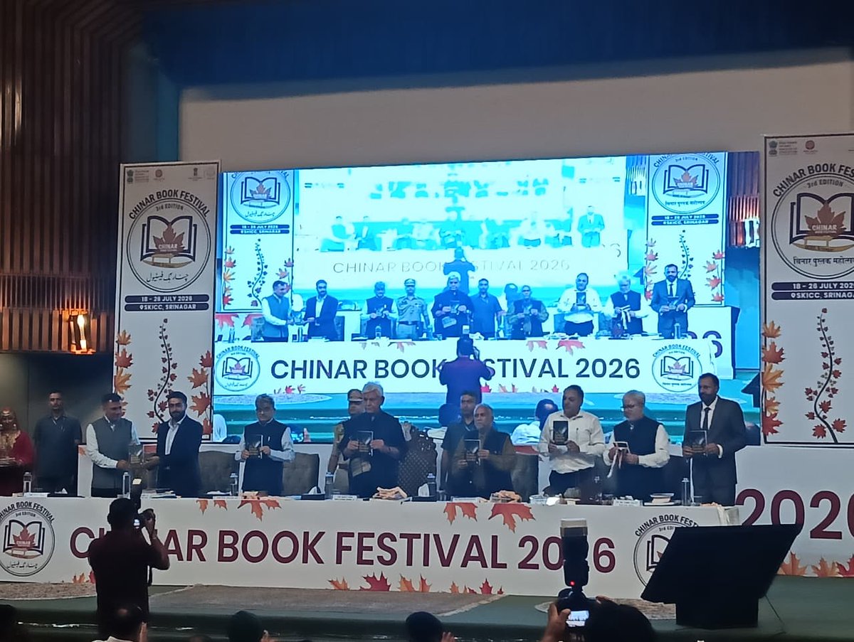 KaranKaran87162's tweet photo. चिनार की छांव में ज्ञान का सुंदर उत्सव।
पुस्तक प्रेमियों और विद्यार्थियों के लिए यह एक शानदार अवसर है।
#ChinarBookFestival2026
https://t.co/E3jgH5drat