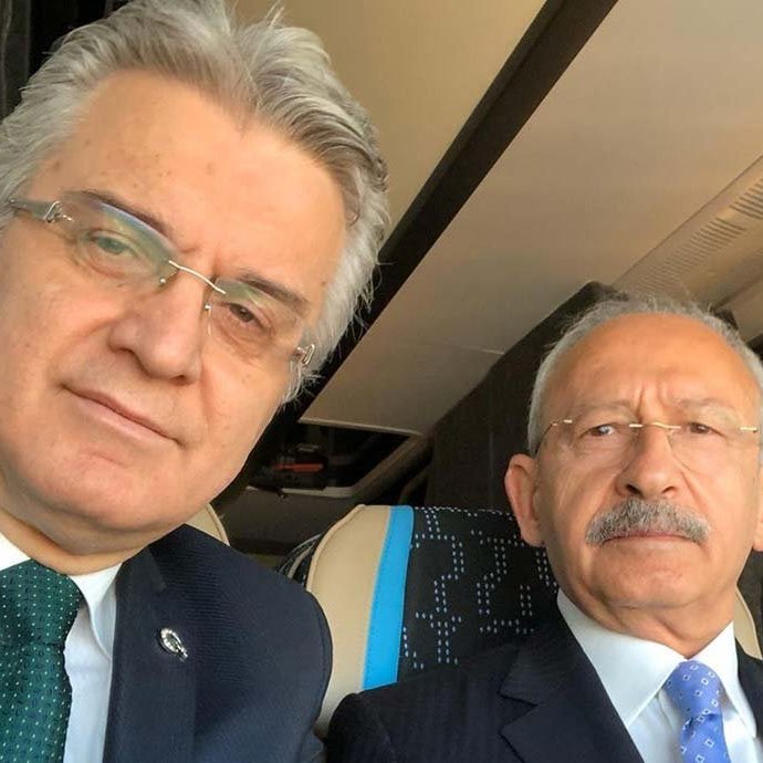 Fikret_ozer00's tweet photo. Bülent Kuşoğlu, Kemal Kılıçdaroğlu'na tepki yerine sevgi seli olduğunu öne sürdü:

"Halkta, kamuoyunda öyle bir tepki yok. Ben çok büyük bir sevgi seli gördüm. Vatandaşların koşarak gelmesi, fotoğraf çektirmek istemesi, sarılması gerçekten öyle. https://t.co/KIT0wpUdav
