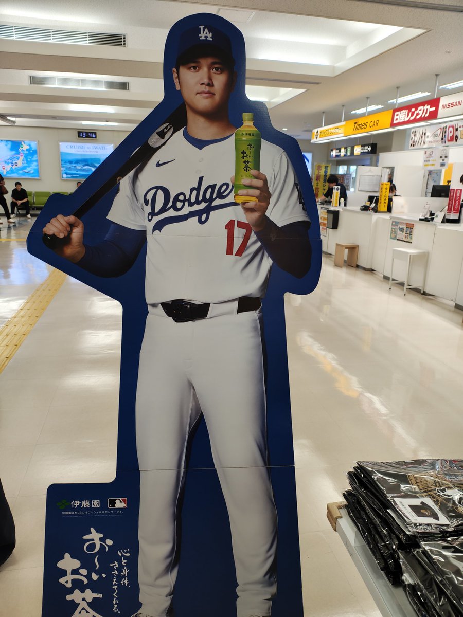 smersh2155's tweet photo. 岩手に来ましたよ。
大谷さんがお出迎えはご当地キャラだからこそそうだよね。
今日は宮沢賢治記念館に行って来ました。
明日の天気がいまいちで困るー https://t.co/VdjvicADvI