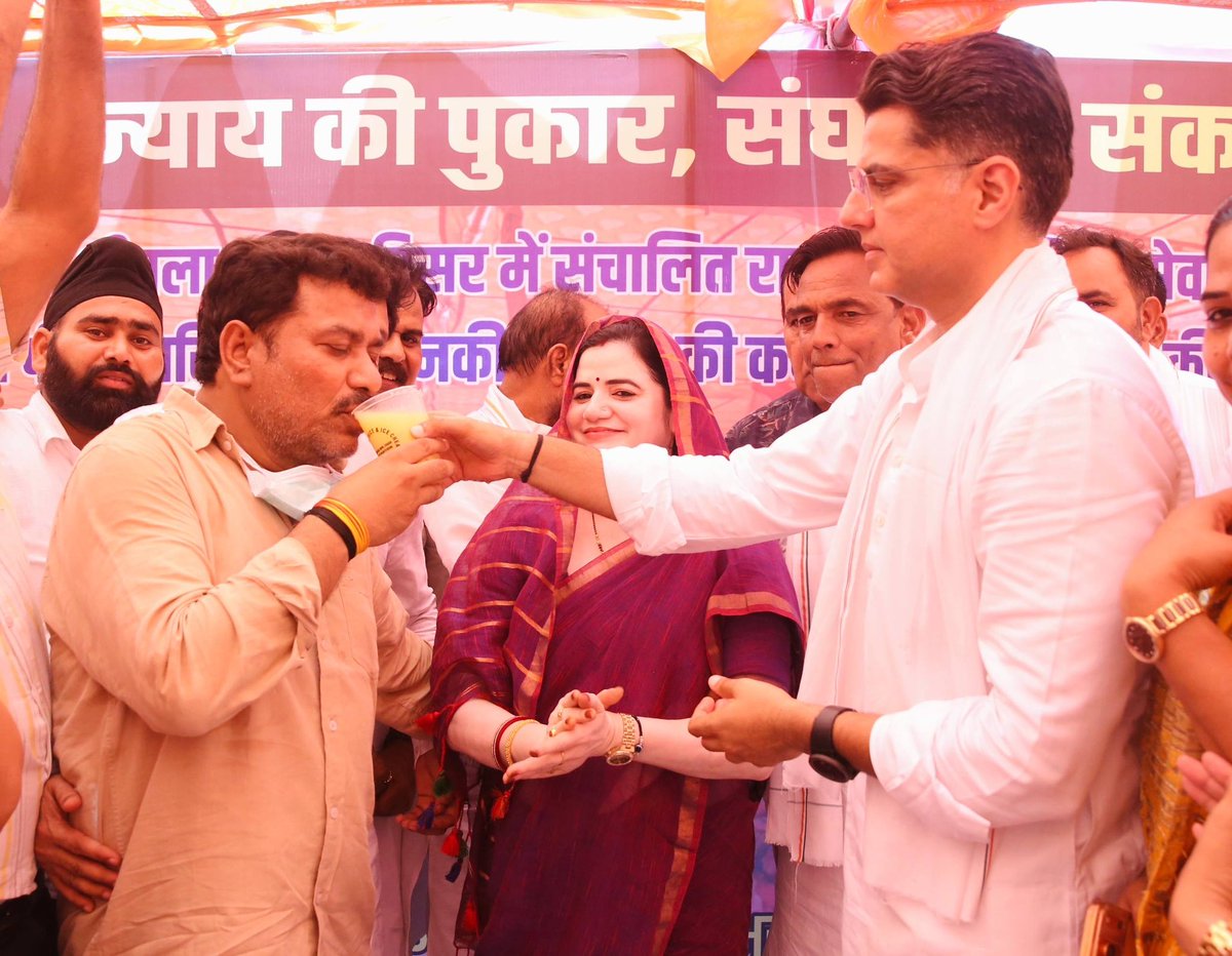SachinPilot's tweet photo. महिलाओं और उनके परिवारों को उनका हक तथा उनकी मेहनत की कमाई दिलाने सहित विभिन्न मुद्दों को लेकर चाकसू के पूर्व विधायक @Ved_Solanki1 जी कई दिनों से भूख हड़ताल पर बैठे हुए थे। 

आज इस धरना-प्रदर्शन में शामिल होकर महिलाओं और उनके परिवारों के न्याय की इस लड़ाई में शामिल हुआ तथा सोलंकी जी को जूस पिलाकर उनका अनशन समाप्त कराया।

📍चाकसू
