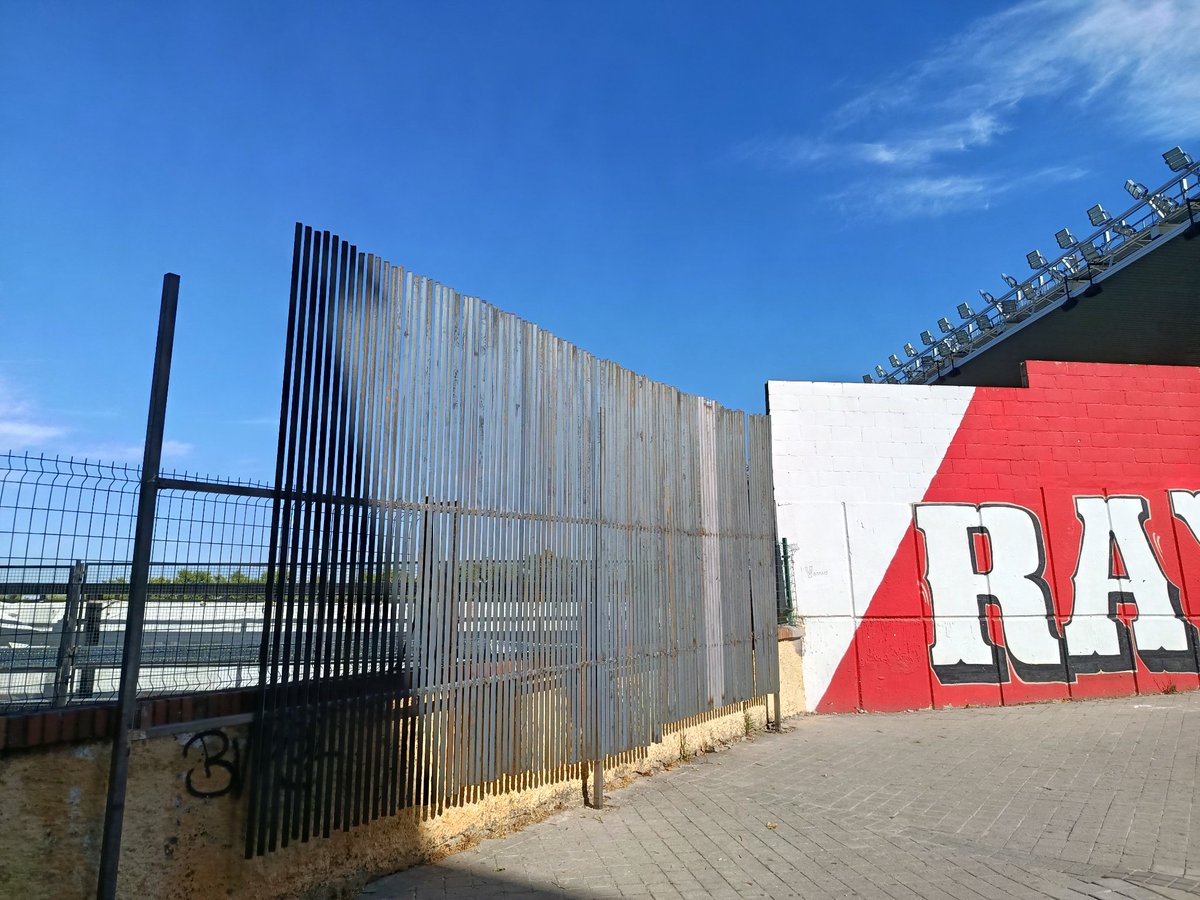RaulGlezP_'s tweet photo. ⚡ Nuevo aspecto de los aledaños del Estadio de Vallecas.

Medida anti espías para la 26-27. https://t.co/SUlCdSj8Sf