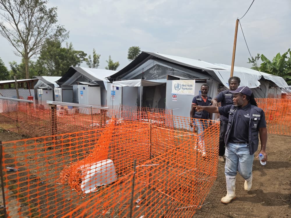 OMS_Afrique's tweet photo. À Lita, à 25 km de Bunia🇨🇩, les équipes logistiques de l’OMS travaillent à rendre opérationnel un centre de transit de 20 lits destiné aux cas suspects d’#Ebola, en veillant à ce que les circuits de prise en charge des patients ainsi que les mesures de prévention et de contrôle des infections soient en place.

Au 17 juillet, la zone de santé de Lita avait signalé 86 cas, dont 52 décès. Le renforcement de la préparation au niveau local est essentiel pour détecter rapidement les cas suspects, protéger les agents de santé et les communautés, et prévenir toute nouvelle transmission.