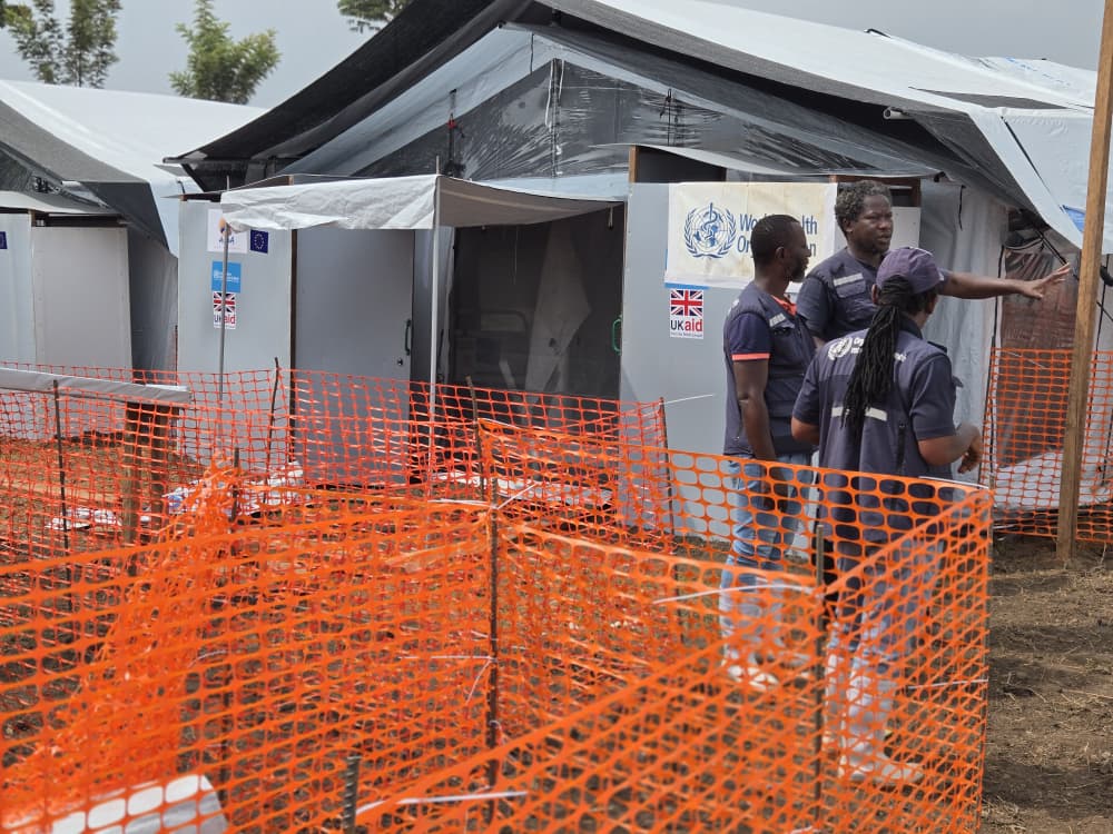 OMS_Afrique's tweet photo. À Lita, à 25 km de Bunia🇨🇩, les équipes logistiques de l’OMS travaillent à rendre opérationnel un centre de transit de 20 lits destiné aux cas suspects d’#Ebola, en veillant à ce que les circuits de prise en charge des patients ainsi que les mesures de prévention et de contrôle des infections soient en place.

Au 17 juillet, la zone de santé de Lita avait signalé 86 cas, dont 52 décès. Le renforcement de la préparation au niveau local est essentiel pour détecter rapidement les cas suspects, protéger les agents de santé et les communautés, et prévenir toute nouvelle transmission.