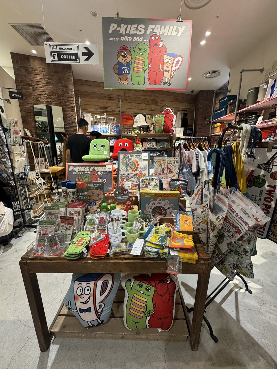 MiracleHat_8's tweet photo. 会いに行きたかった気持ちを抑えきれず、用事の帰りに地元ショップへ。はっ、全身ガチャムクコーデだっ！店員さんにバッグとか「かわいいですね」「💚❤️好きな方に届いて良かったです」やさしいお姉さんたち🫶
#ガチャピン #ムック #nikosnd https://t.co/3jYZooca8E